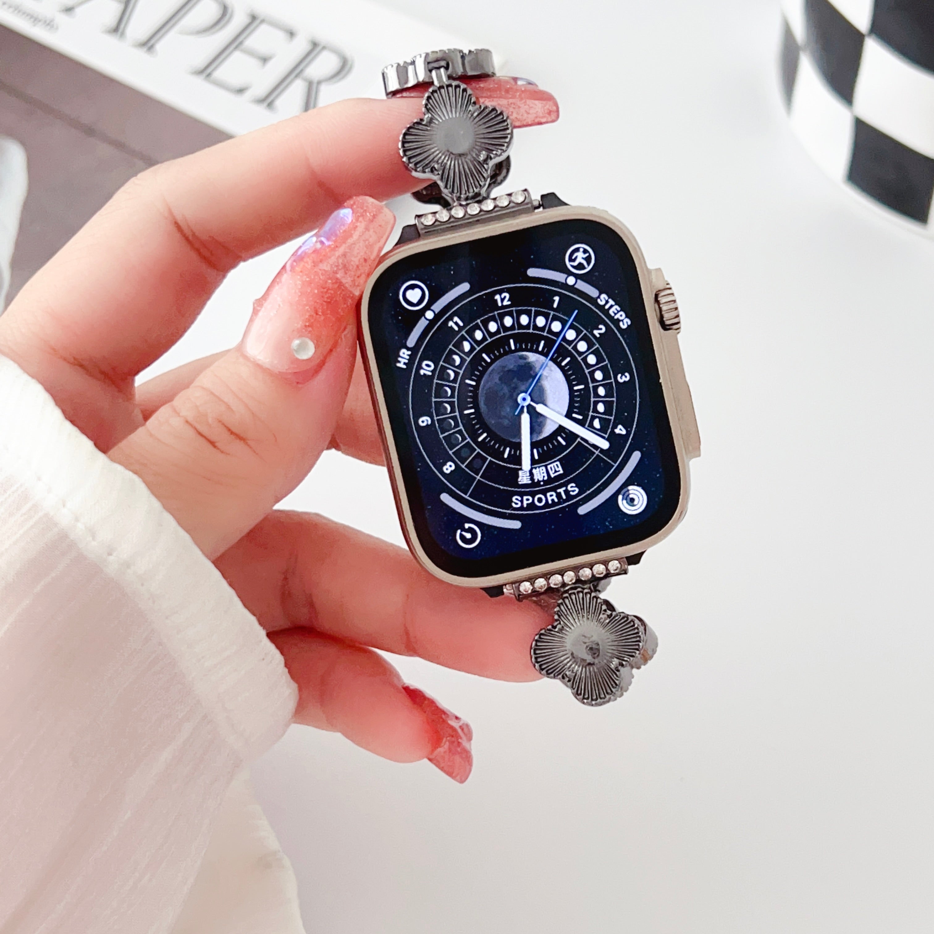 For Apple Watch Series 9 8 7 41mm 6 5 4 SE SE (2022) SE (2023) 40mm Series 3 2 1 38mm Clover Charm Watch Bracelet Metal Watchband For Apple Watch Series 9 8 7 41mm 6 5 4 SE SE (2022) SE (2023) 40mm Series 3 2 1 38mm Clover Charm Watch Bracelet Metal Watchband